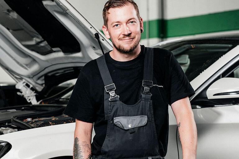 Ausbildung, Ausbildungsplätze 2024, Karosserie, Fahrzeugbaumechaniker, Kfz-Werkstatt, Beruf, Auszubildende, Handwerkskammer