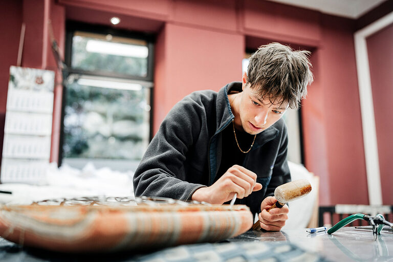 Ausbildung, Raumausstatter, Polsterer, Stoff, Beruf, Auszubildende, Handwerkskammer Berlin, Ausbildungsplatz 2024