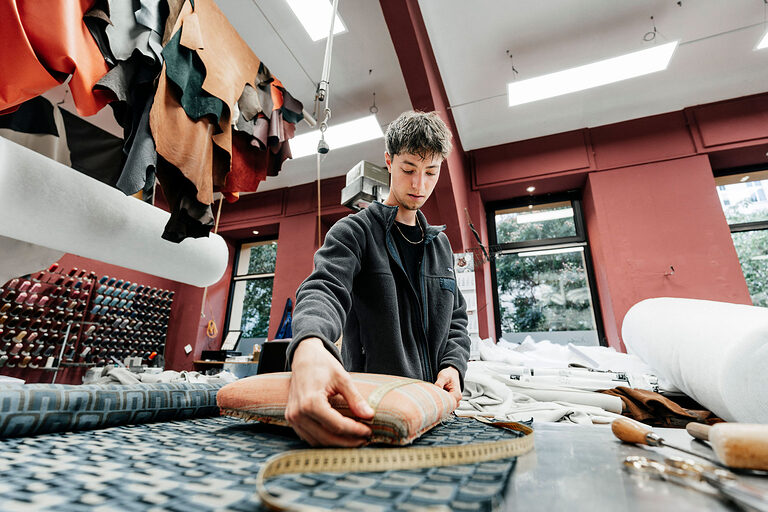 Ausbildung, Raumausstatter, Polsterer, Stoff, Beruf, Auszubildende, Handwerkskammer Berlin, Ausbildungsplatz 2024