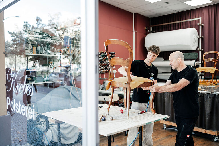 Ausbildung, Raumausstatter, Polsterer, Stoff, Beruf, Auszubildende, Handwerkskammer Berlin, Ausbildungsplatz 2024