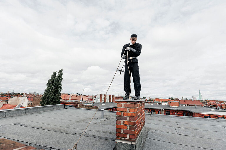 Ausbildung, Schornsteinfeger, Besen, Kesselbürste, Dach, Beruf, Auszubildende, Handwerkskammer Berlin, Ausbildungsplatz 2024