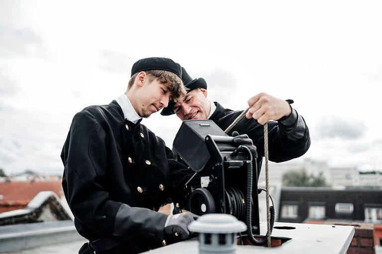 Ausbildung, Schornsteinfeger, Besen, Kesselbürste, Dach, Beruf, Auszubildende, Handwerkskammer Berlin, Ausbildungsplatz 2024