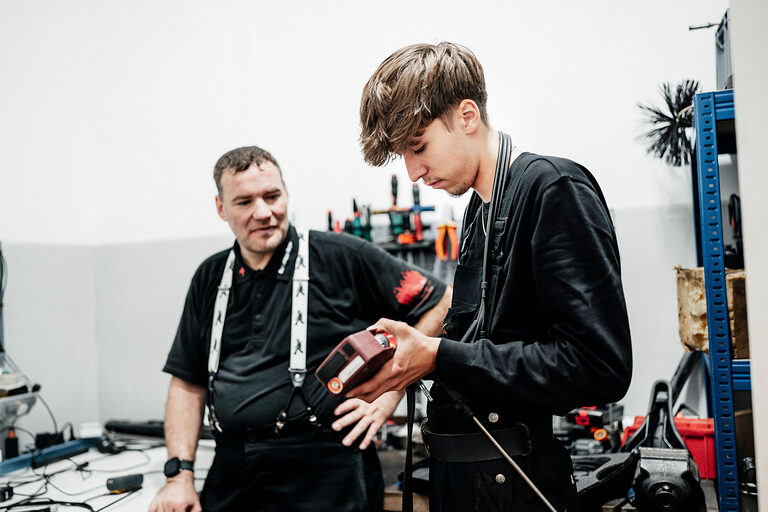 Ausbildung, Schornsteinfeger, Besen, Kesselbürste, Dach, Beruf, Auszubildende, Handwerkskammer Berlin, Ausbildungsplatz 2024