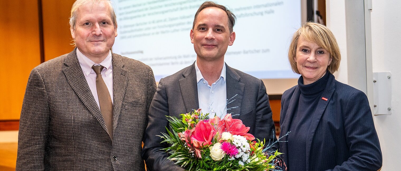Hauptgeschäftsführer Jürgen Wittke und Handwerkskammer-Präsidentin Carola Zarth gratulierten dem neuen Geschäftsführer, Dr. Altemeyer-Bartscher Hauptgeschäftsführer, Jürgen Wittke, Handwerkskammer-Präsidentin, Carola Zarth, Geschäftsführer, Dr. Altemeyer-Bartscher