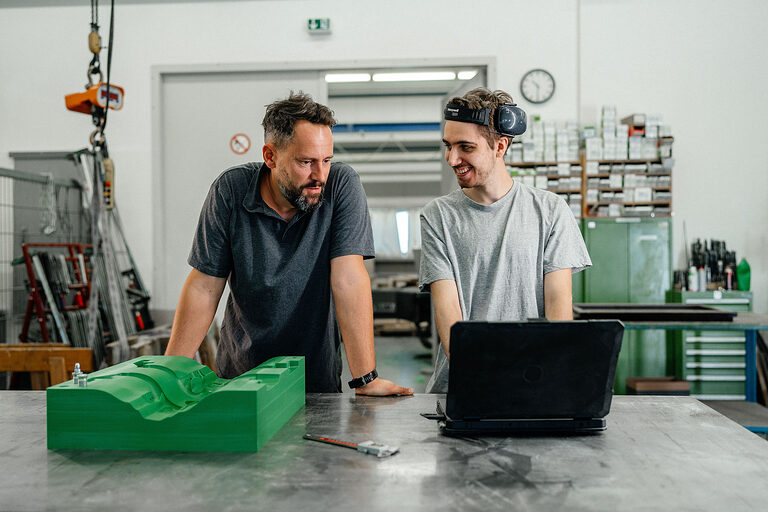 Ausbildung, Modellbauer, Einzel- und Serienfertigung, Karosserieteil, Kunststoffgehäuse, Auszubildende, Ausbildungsplatz 2024
