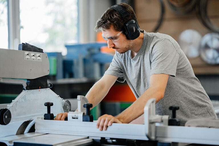 Ausbildung, Modellbauer, Einzel- und Serienfertigung, Karosserieteil, Kunststoffgehäuse, Auszubildende, Ausbildungsplatz 2024