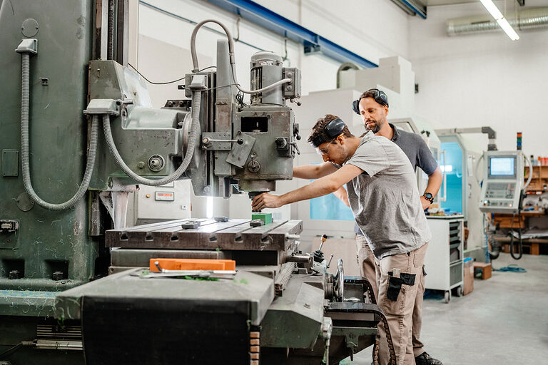 Ausbildung, Modellbauer, Einzel- und Serienfertigung, Karosserieteil, Kunststoffgehäuse, Auszubildende, Ausbildungsplatz 2024