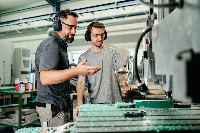 Ausbildung, Modellbauer, Einzel- und Serienfertigung, Karosserieteil, Kunststoffgehäuse, Auszubildende, Ausbildungsplatz 2024