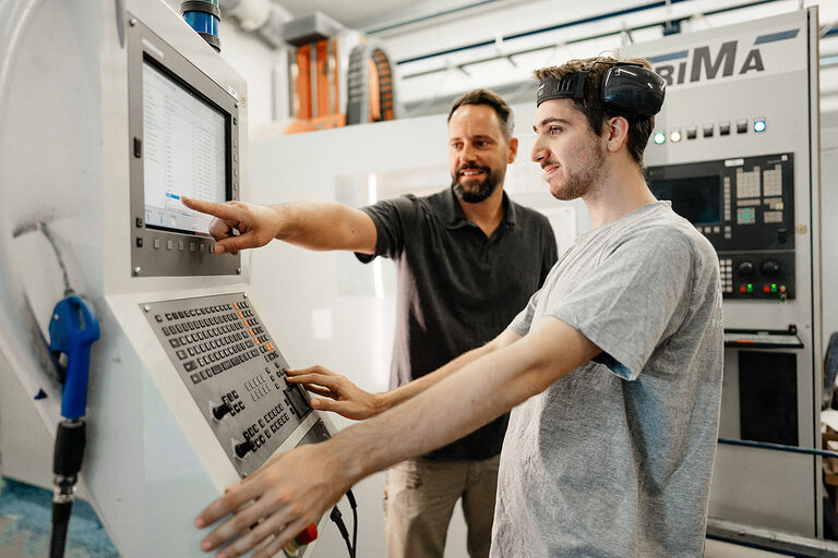 Ausbildung, Modellbauer, Einzel- und Serienfertigung, Karosserieteil, Kunststoffgehäuse, Auszubildende, Ausbildungsplatz 2024