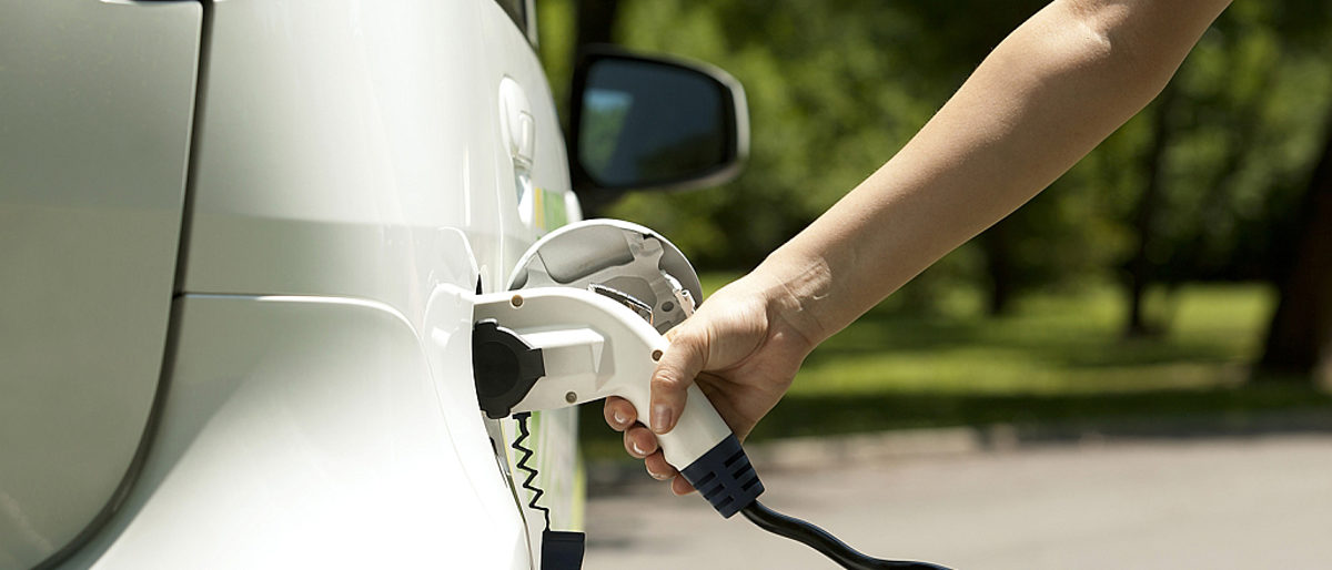 Auto, Elektrizität, Transport, Kraftstoff, Hand, Automobilindustrie, umweltfreundlich, Leistung, Laden, Kabel, Elektromotor, Hybridfahrzeug, Elektrofahrzeug, Technologie, Umweltschutz