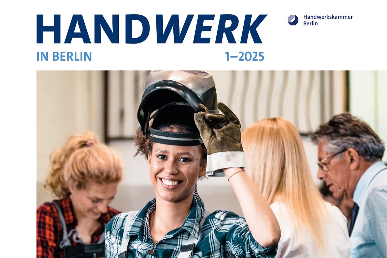 Vorschaubild/ Titelbild "Handwerk in Berlin" Ausgabe 1/2025: lächelnde Handwerkerin mit Schutzhelm