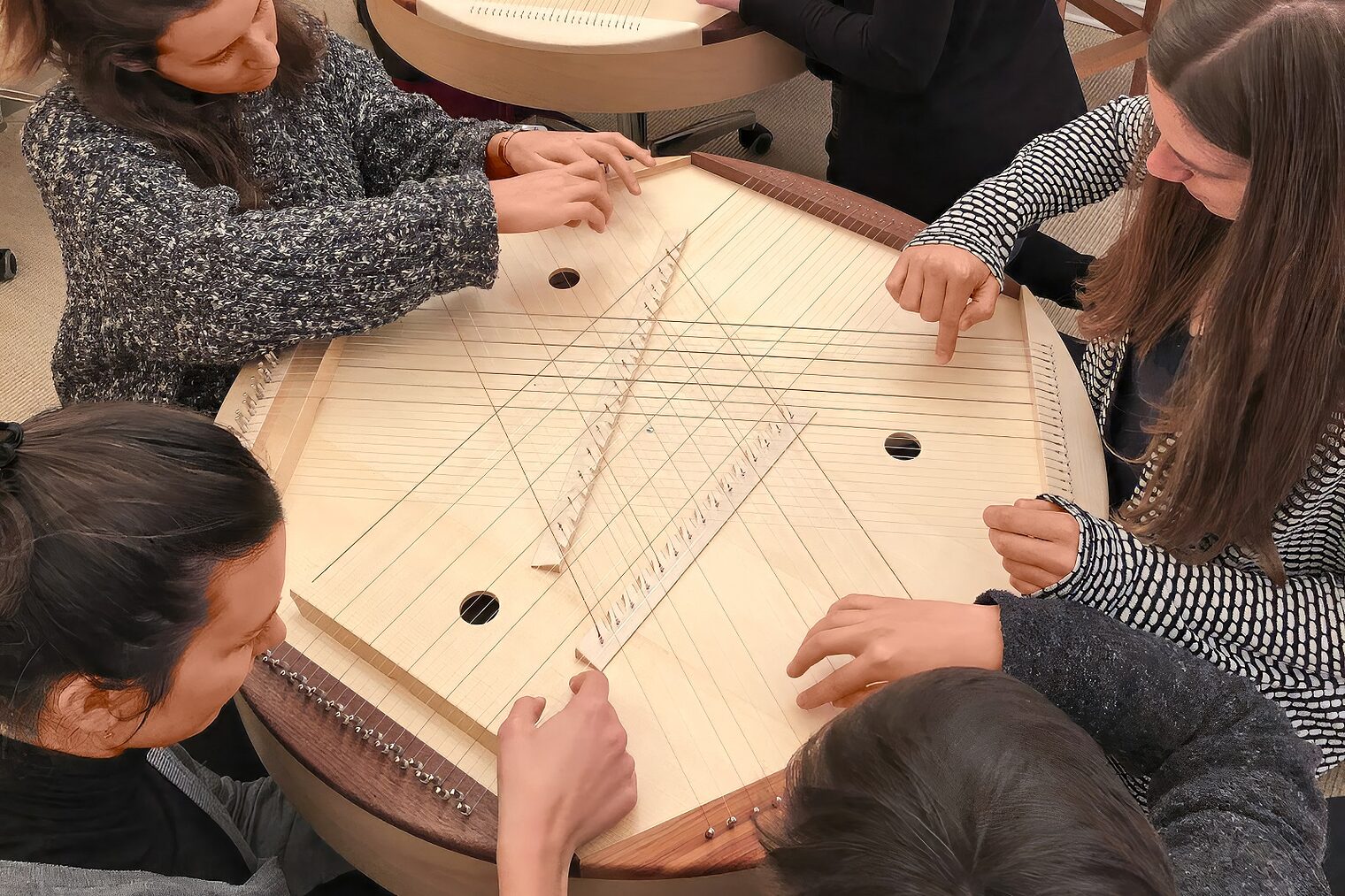 Ensemble „Klangrad“ aus Bergfichte von Bernhard Deutz und vier Spieler ringsherum