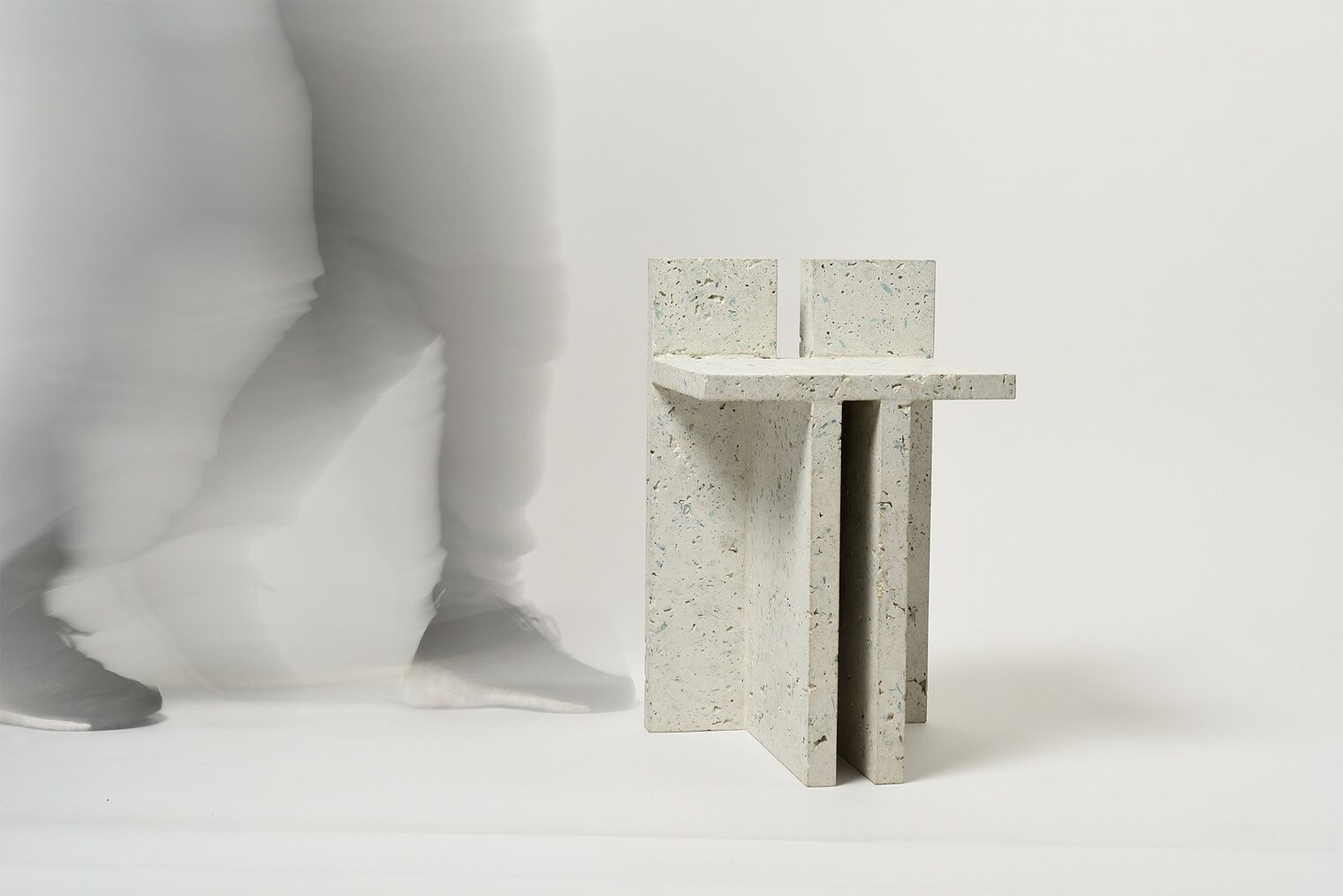 Sitz-Objekt "Recasting Aesthetics" von Marc Roman Page, Bein-Silhouette im Hintergrund 