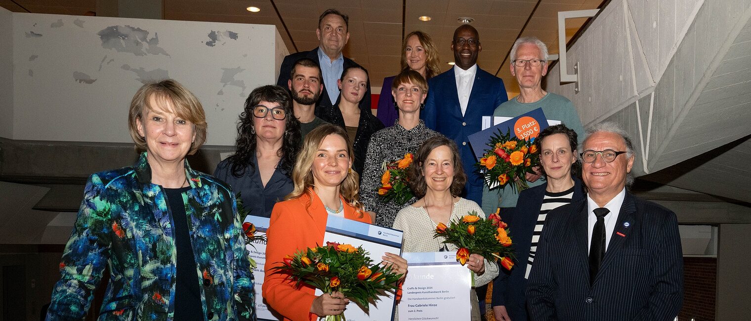 Gruppenbild mit Kunsthandwerkspreisträger*innen bei der Vernisage „The Art of Making 2025: am 03.04.25 im Kunstgewerbemuseum