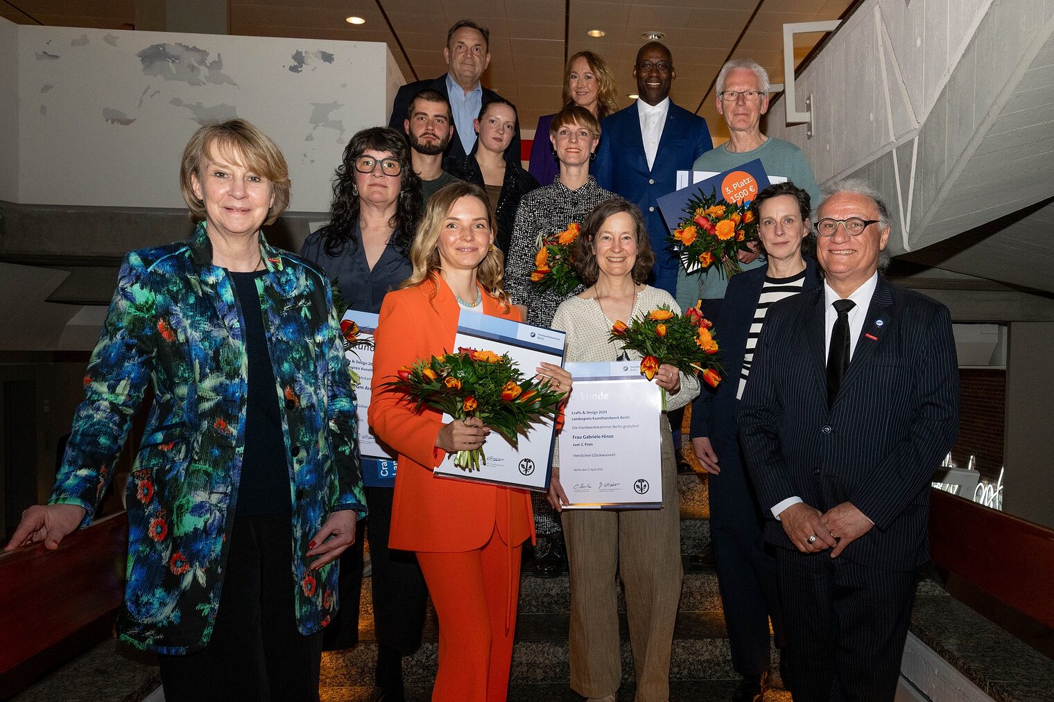 Gruppenbild mit Kunsthandwerkspreisträger*innen bei der Vernisage „The Art of Making 2025: am 03.04.25 im Kunstgewerbemuseum
