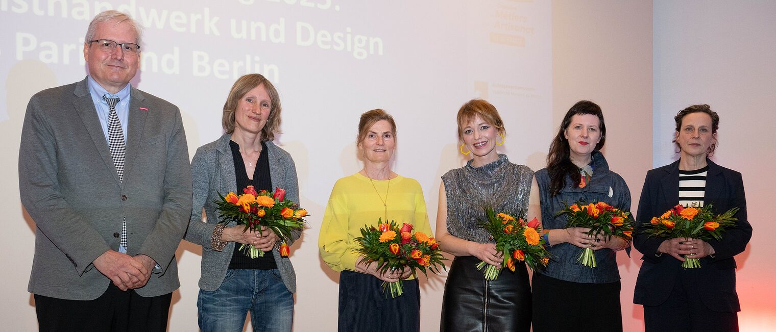 Hauptgeschäftsführer der Handwerkskammer Berlin Jürgen Wittke mit der Jury des Wettbewerbs „Crafts & Design 2024“