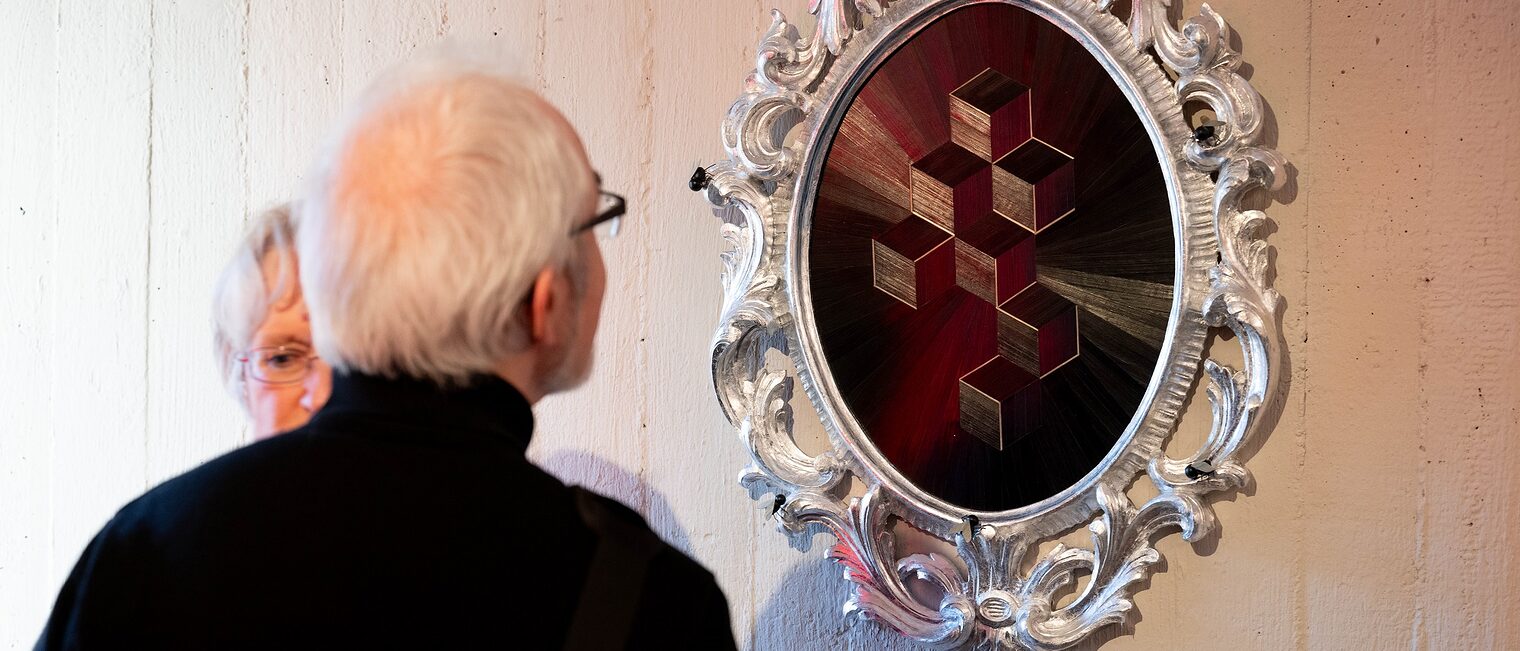 Blick über die Schulter: Fasziniert vom Detail – ein Besucher vor einem Ausstellungsstück