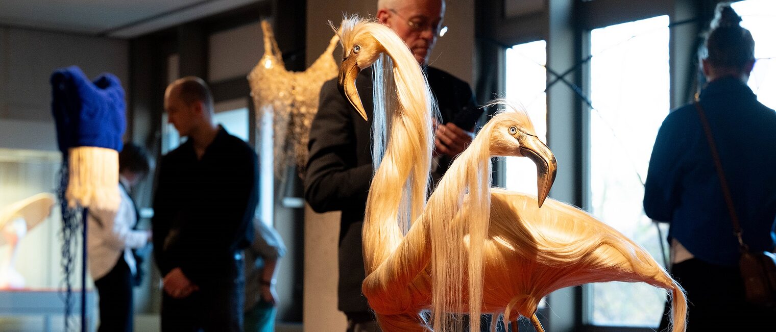 Zwischen Flamingos aus Haar, filigranem Kopfschmuck und Abendroben – eine Reise in andere Welten