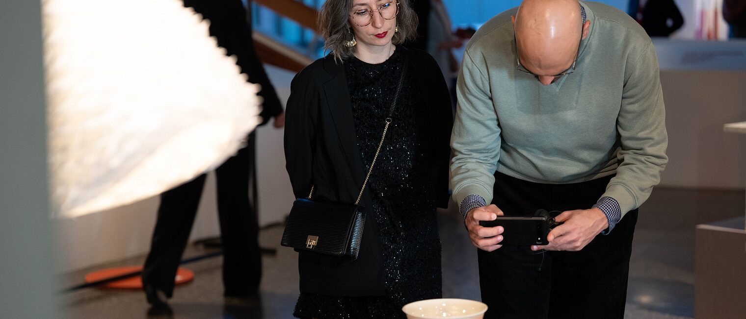 Fasziniert vom Detail – ein Besucherpaar im Dialog mit dem Kunsthandwerk