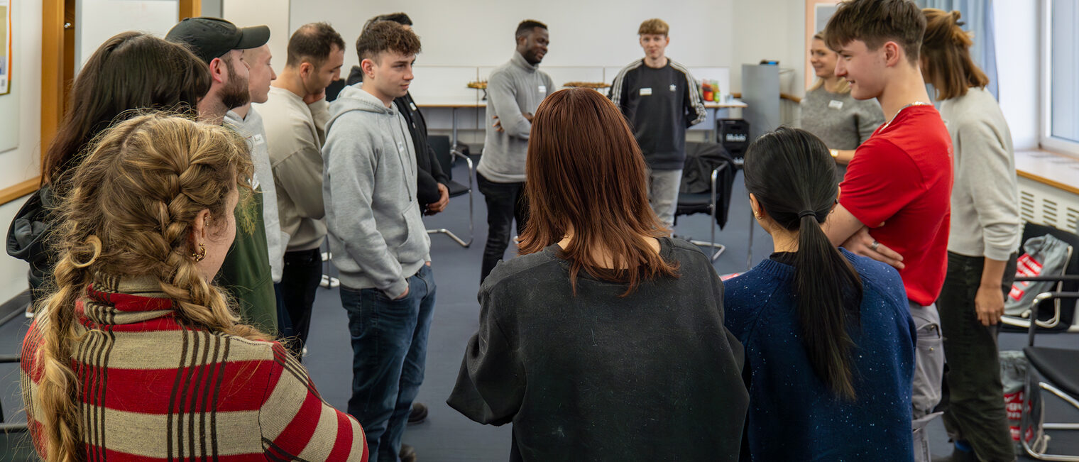 Teilnehmer des Azubiwohnen-Workshops der Handwerkskammer Berlin am 17.02.2025 unterhalten sich
