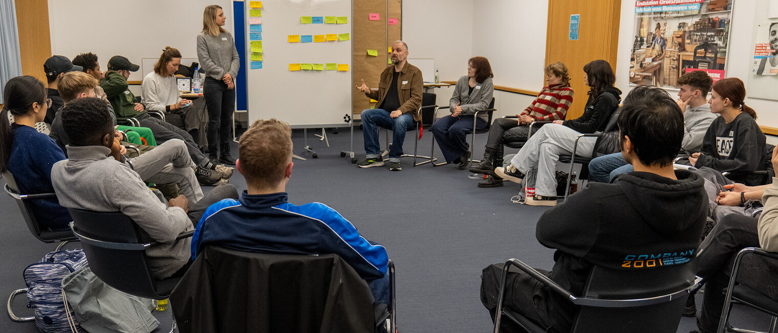 Teilnehmer des Azubiwohnen-Workshops der Handwerkskammer Berlin am 17.02.2025 sitzen im Kreis