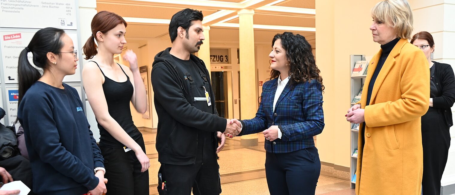 Berliner Azubis mit Handwerkskammerpräsidentin Carola Zarth und Arbeitssenatorin Cansel Kiziltepe im Roten Rathaus