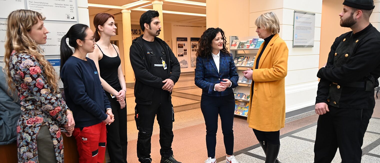 Berliner Azubis mit Handwerkskammerpräsidentin Carola Zarth und Arbeitssenatorin Cansel Kiziltepe im Roten Rathaus 