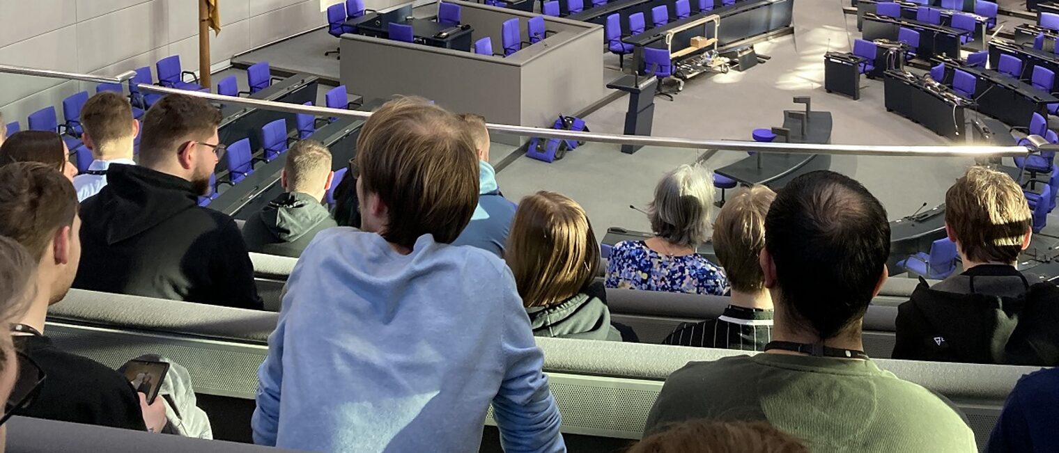 Azubis im Plenarsaal des Bundestags