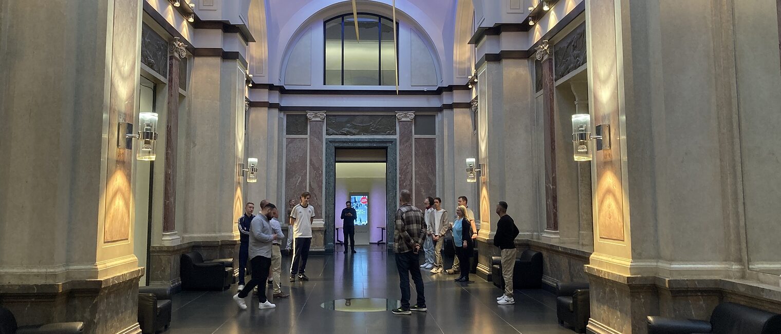 Innenansicht: beim Besuch der Azubis im Bundesrat