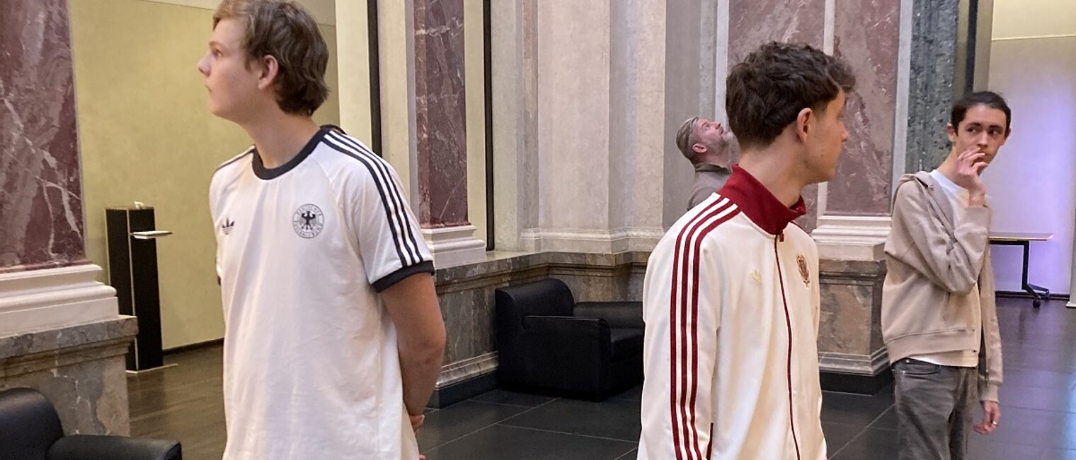 Azubis zu Besuch im Bundesrat: drei Azubis im Flur
