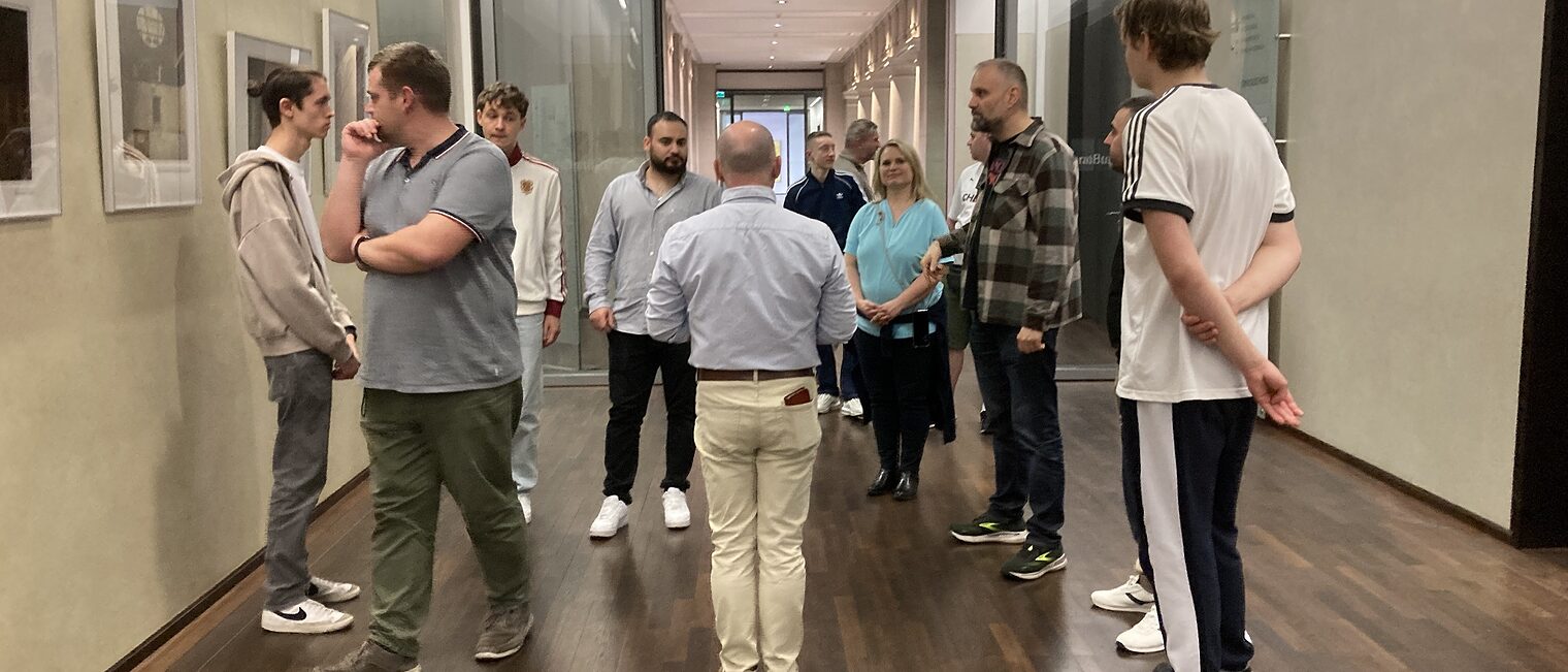 Azubis beim Betrachten der Bilder im Flur des Bundesrats