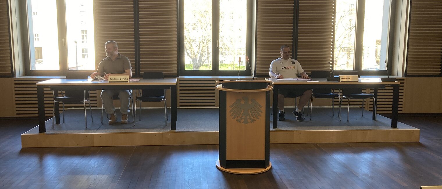 Zu Besuch beim Bundesrat: zwei Azubis sitzen an den Tischen