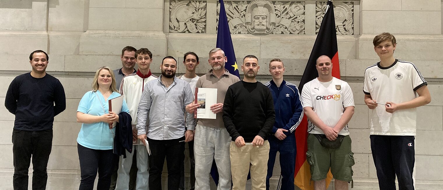 Ein Gruppenbild: Azubis posieren vor der Kamera bei ihrem Besuch im Bundesrat