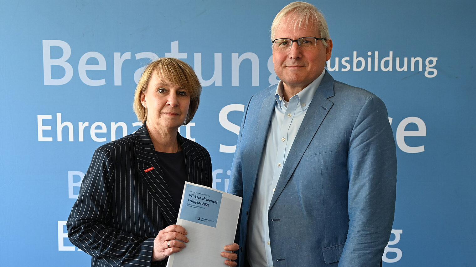 Hauptgeschäftsführer der Handwerkskammer Berlin Jürgen Wittke und Präsidentin Carola Zarth bei der Konjunktur-PK am 6.05.2025