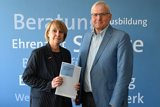 Hauptgeschäftsführer der Handwerkskammer Berlin Jürgen Wittke und Präsidentin Carola Zarth bei der Konjunktur-PK am 6.05.2025