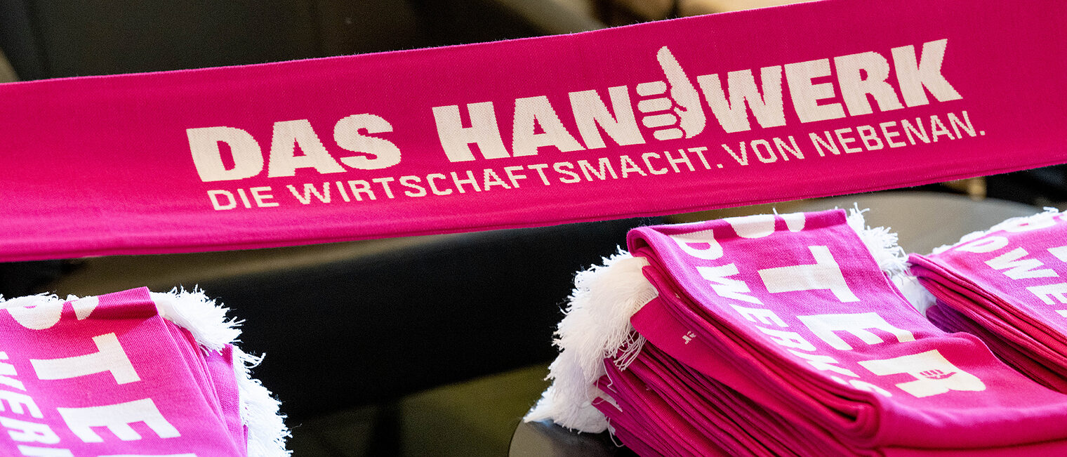 Handwerkskammer Berlin ehrt am 11. Mai 2025 im Friedrichstadt-Palast die Meisterinnen und Meister des Jahrgangs 2024: Schal