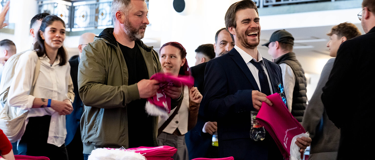 Handwerkskammer Berlin ehrt am 11. Mai 2025 im Friedrichstadt-Palast die Meisterinnen und Meister des Jahrgangs 2024: Einlass