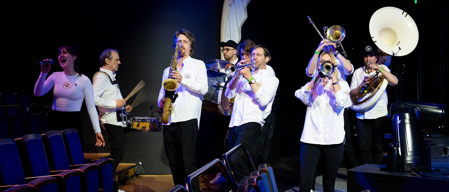 Handwerkskammer Berlin ehrt am 11. Mai 2025 im Friedrichstadt-Palast die Meisterinnen und Meister des Jahrgangs 2024: die Band