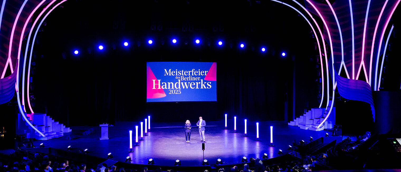 Handwerkskammer Berlin ehrt am 11. Mai 2025 im Friedrichstadt-Palast die Meisterinnen und Meister des Jahrgangs 2024: Totale