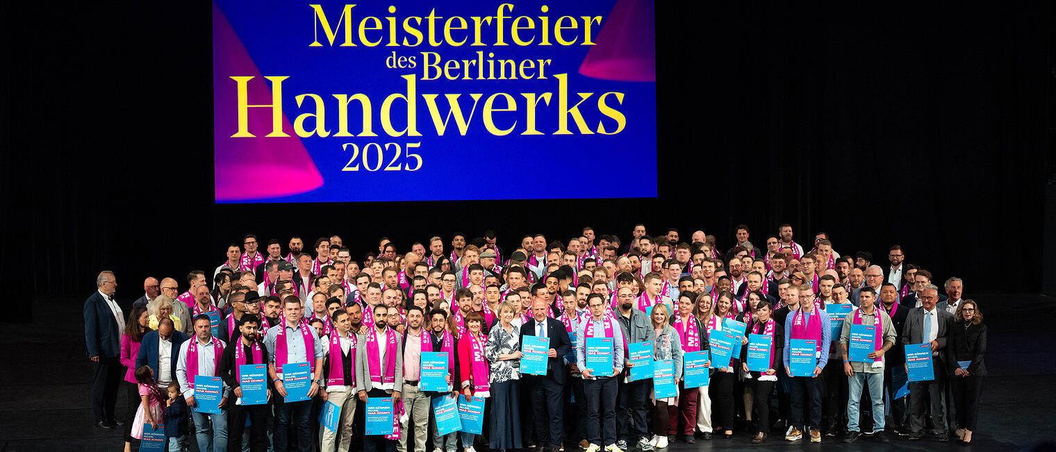 Handwerkskammer Berlin ehrt am 11. Mai 2025 im Friedrichstadt-Palast die Meister*innen des Jahrgangs 2024: Gruppenbild