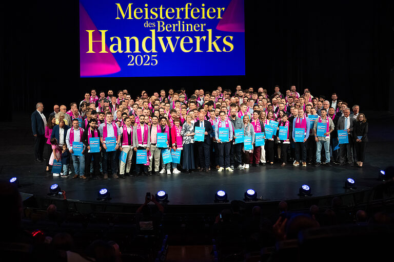 Handwerkskammer Berlin ehrt am 11. Mai 2025 im Friedrichstadt-Palast die Meister*innen des Jahrgangs 2024: Gruppenbild