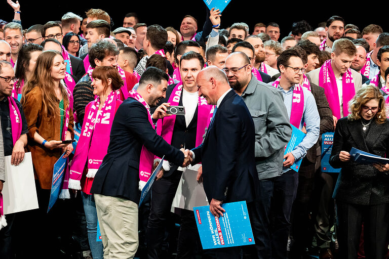Handwerkskammer Berlin ehrt am 11. Mai 2025 im Friedrichstadt-Palast die Meisterinnen und Meister des Jahrgangs 2024: Bühne