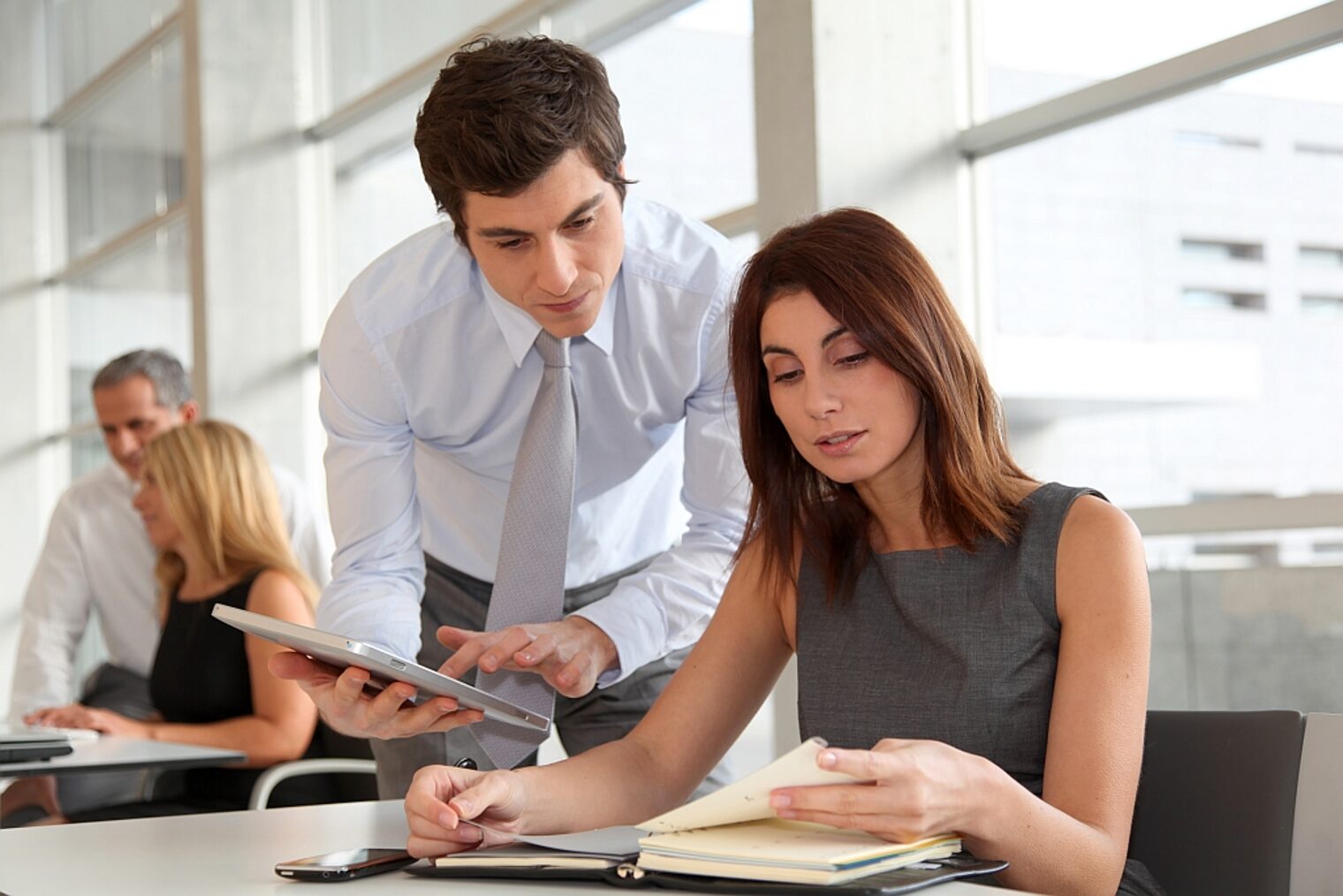 Weiterbildung, Lernen, Erklären, Besprechung, Mann, Frau, Team, Arbeit, Unternehmen, Beratung