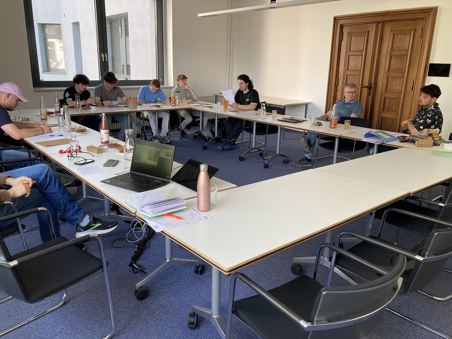 Azubibeirat der Handwerkskammer Berlin Sitzung 2025: mehrere Azubis sitzen an den Tischen