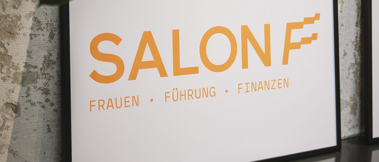 Salon F | Frauen. Führung. Finanzen. Austauschformat für Handwerkerinnen am 18.07.2024. Schild am Eingang "Salon F"