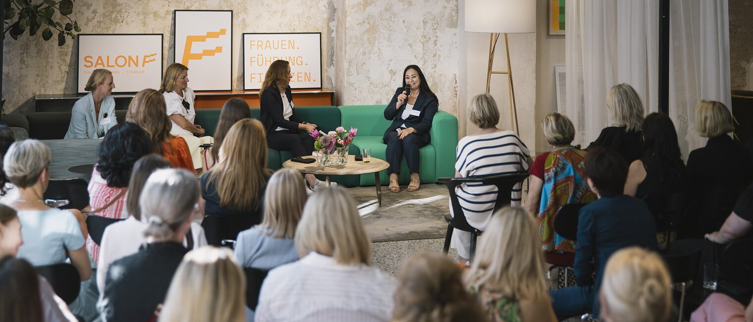 Salon F | Frauen. Führung. Finanzen. Austauschformat für Handwerkerinnen am 18.07.2024. Teilnehmerinnen und das Podium