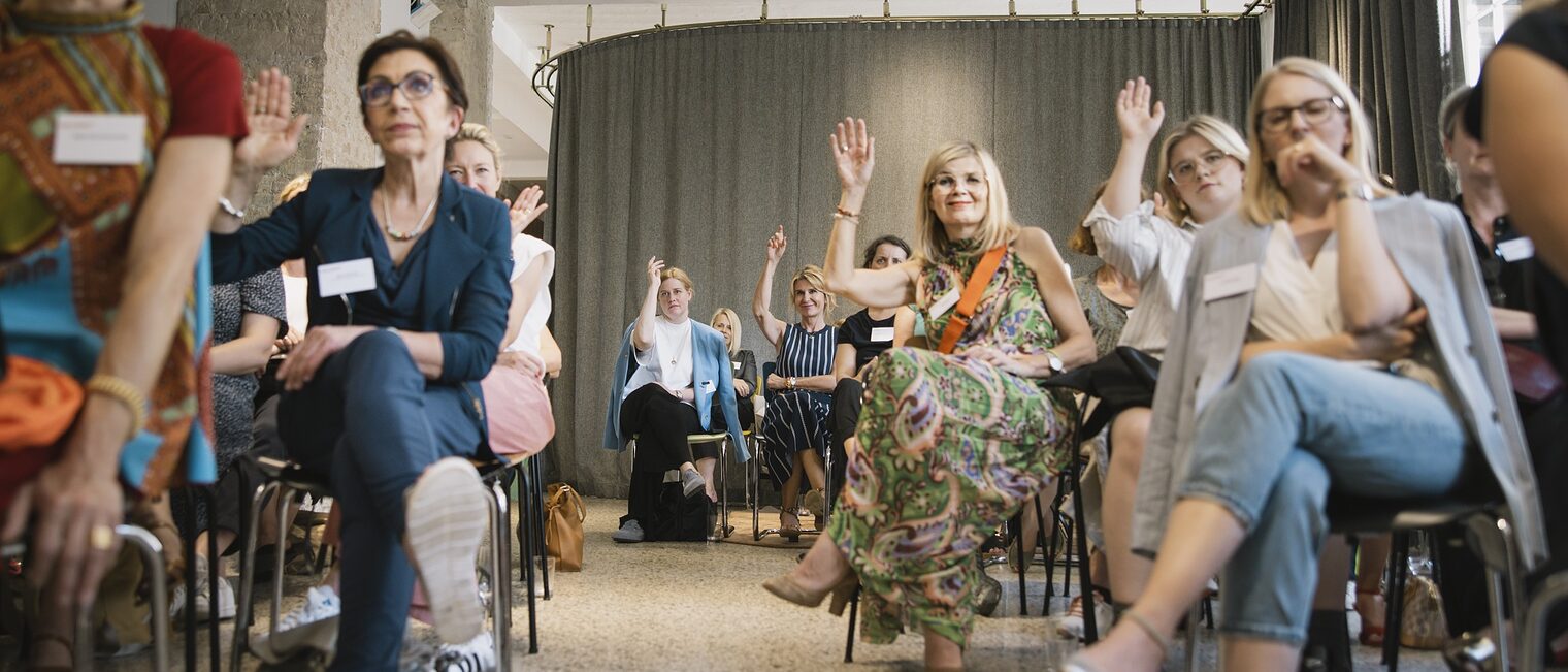 Salon F | Frauen. Führung. Finanzen. Austauschformat für Handwerkerinnen am 18.07.2024. Teilnehmerinnen stimmen ab