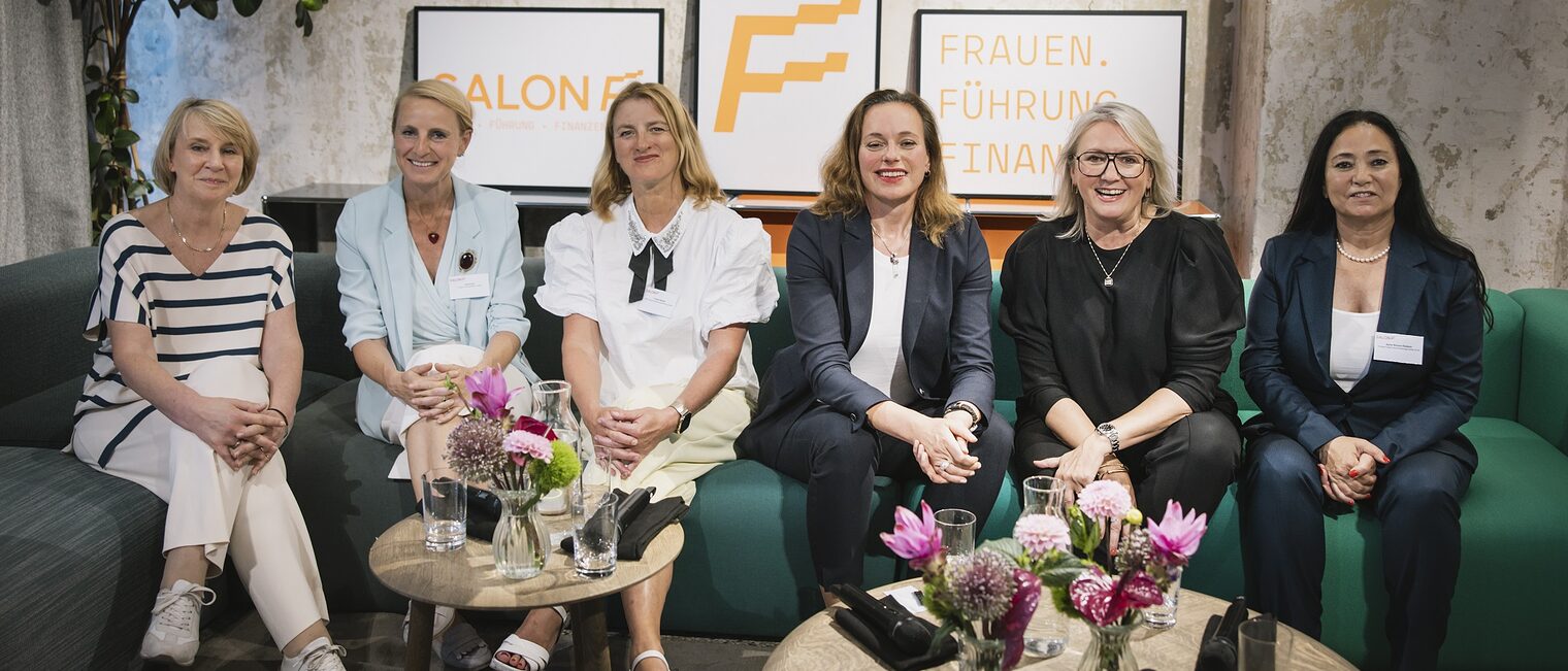 Salon F am 18.07.2024. Teilnehmerinnen mit Handwerkskammerpräsidentin Zarth und Moderatorin Tanja Buntrock