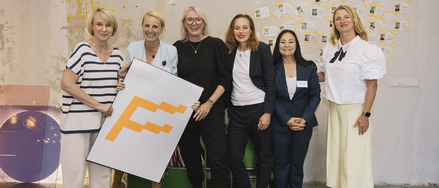 Salon F am 18.07.2024. Teilnehmerinnen mit Handwerkskammerpräsidentin Carola Zarth und Moderatorin Tanja Buntrock