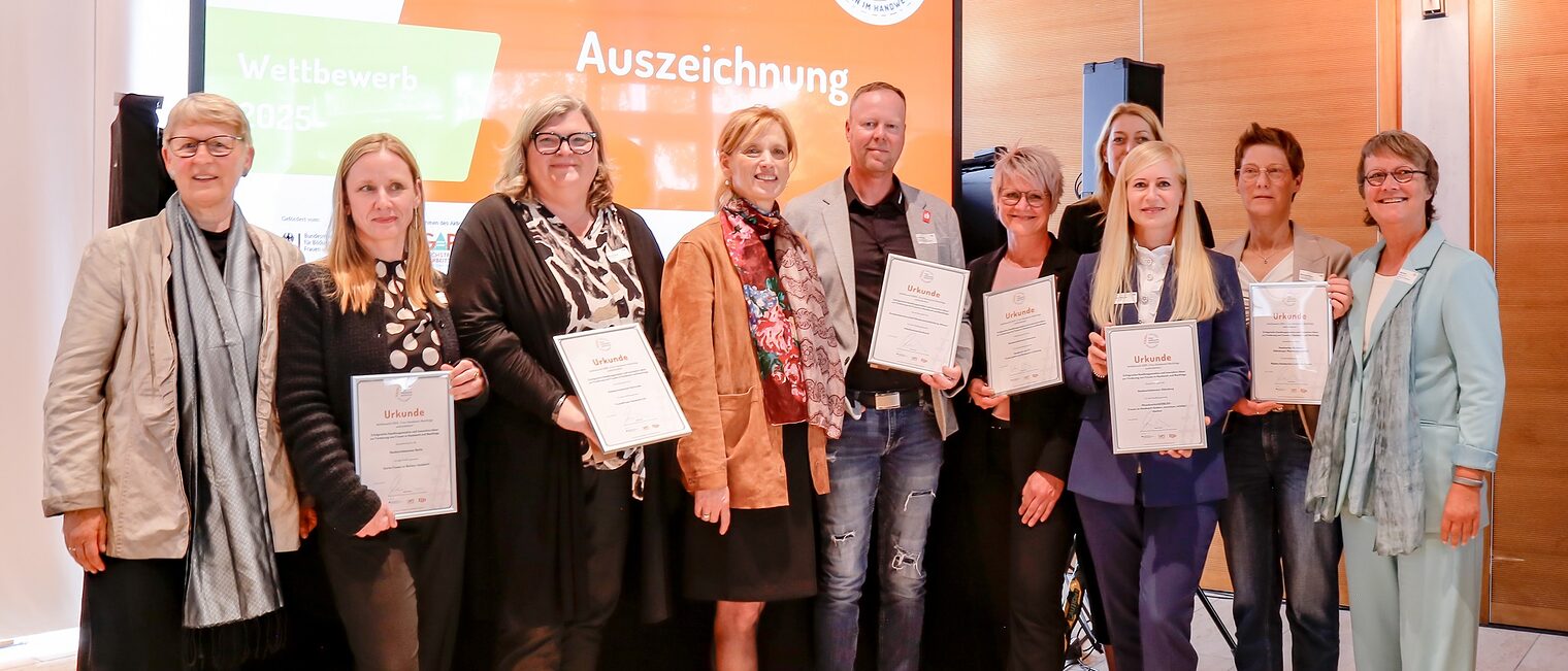 Auszeichnung zum Handlungsansatz „Starke Frauen im Berliner Handwerk“ am 27.05.2025: Gruppenbild mit Urkunden in den Händen